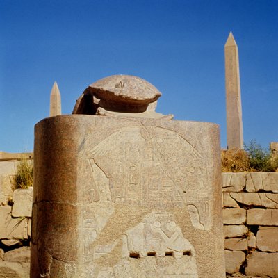 Estatua del escarabajo sagrado en el Templo de Amón, erigida por Amenhotep III y dedicada al dios sol Atum-Kheperre, Nuevo Reino de Egyptian 18th Dynasty